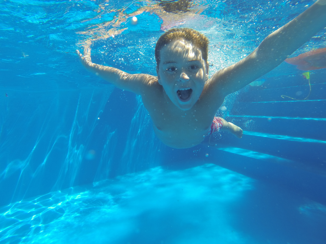 Kinderschwimmen – sicher und spielerisch ans Wasser gewöhnen