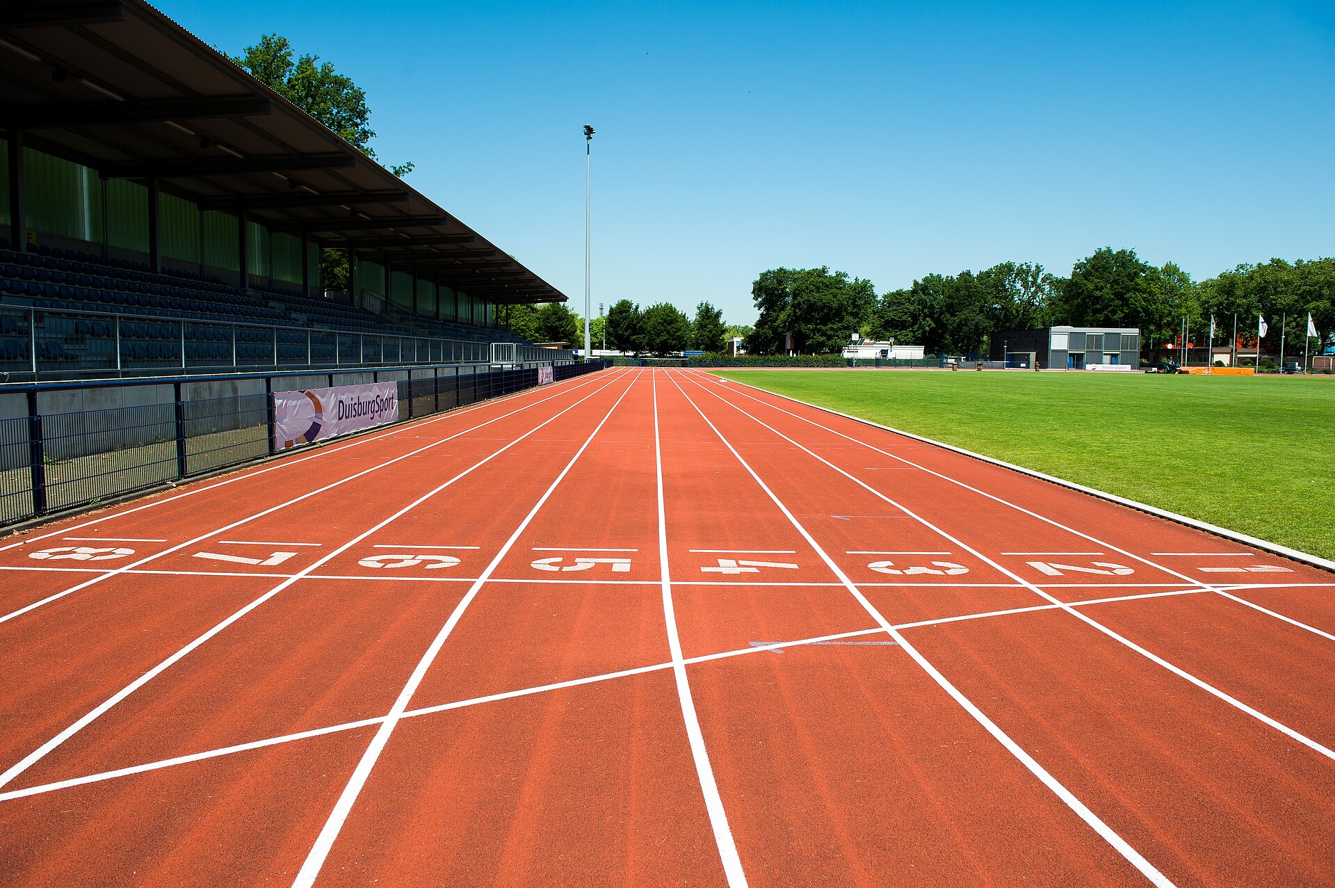 Sportstadion mit Blick auf die Rennbahn